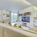 Spacious 2 Bedroom In דירה *