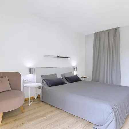 Апартаменти Spacious 2 Bedroom In