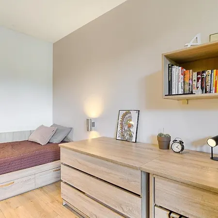 Апартаменти Spacious 2 Bedroom In