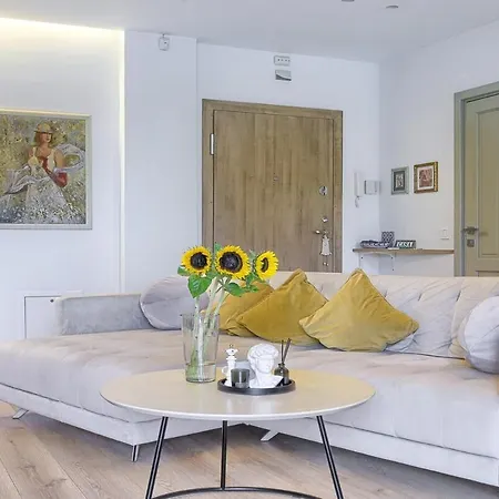 Spacious 2 Bedroom In Lägenhet